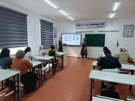 "Отбасындағы цифрлық тәрбие" тақырыбында ата-аналармен мазмұнды сабақ өткізілді